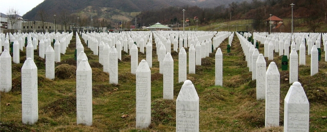 Gravestones at the Potočari genocide memorial near Srebrenica. Photo by Michael Büker CC BY-SA 3.0, https://commons.wikimedia.org/w/index.php?curid=6405619