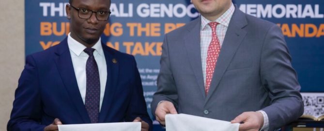 Dmytro Kuleba presents Kigali Genocide Memorial Manager Dieudonne Nagiriwubuntu with a towel embroidered by a Ukrainian woman who survived the Holodomor, 25 May 2023